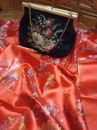 Bolso vintage bordado floral cadena dorada