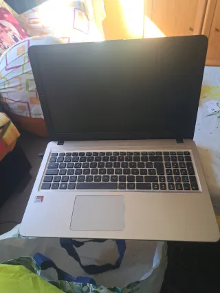 Ordenador portátil plateado y negro