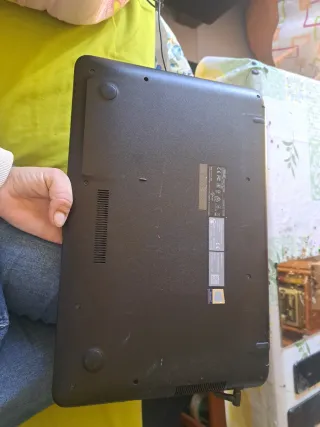 Ordenador portátil plateado y negro