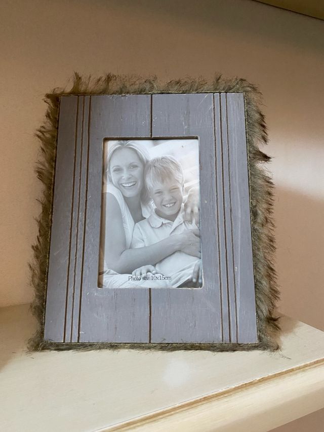 Cornice portafoto con bordo in pelliccia sintetica