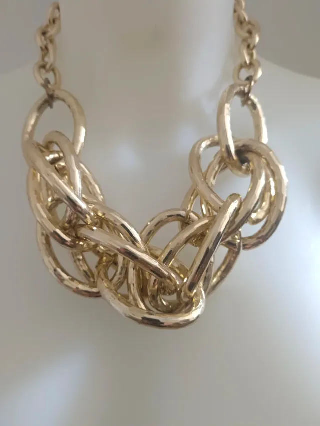 Collar de eslabones dorados