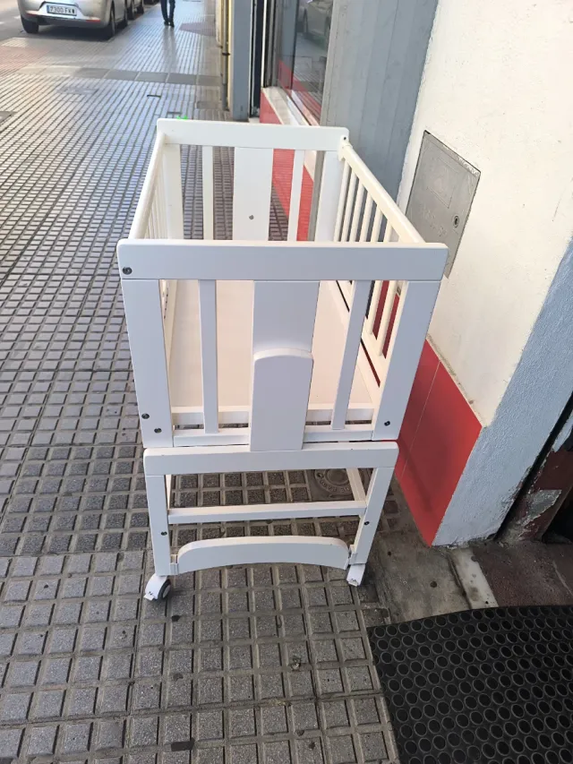 Minicuna blanca con ruedas