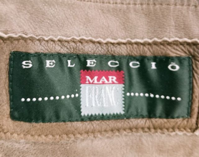 Abrigo de piel marrón con cuello de borrego