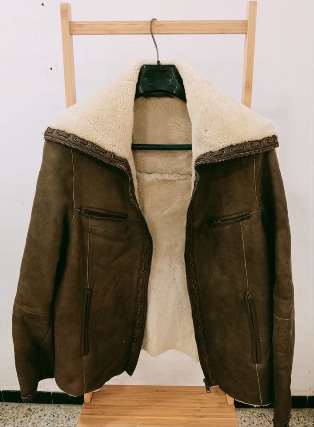 Abrigo de piel marrón con cuello de borrego