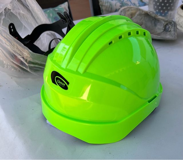 Casco de seguridad color verde fluorescente