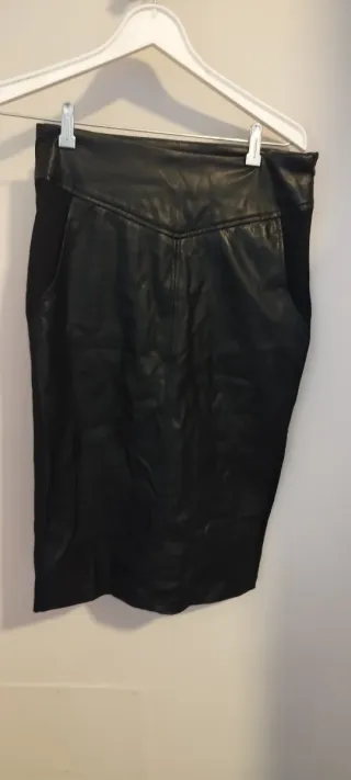 Falda tubo cuero sintético negro