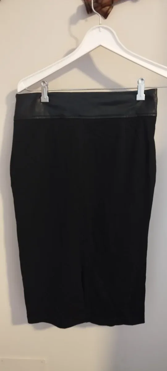 Falda tubo cuero sintético negro