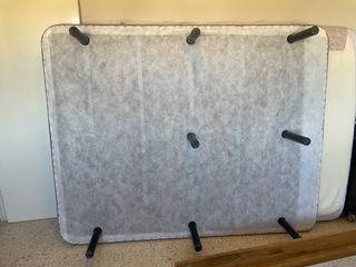 Canapé de tela beige y madera .Patas alto 28cm X 8