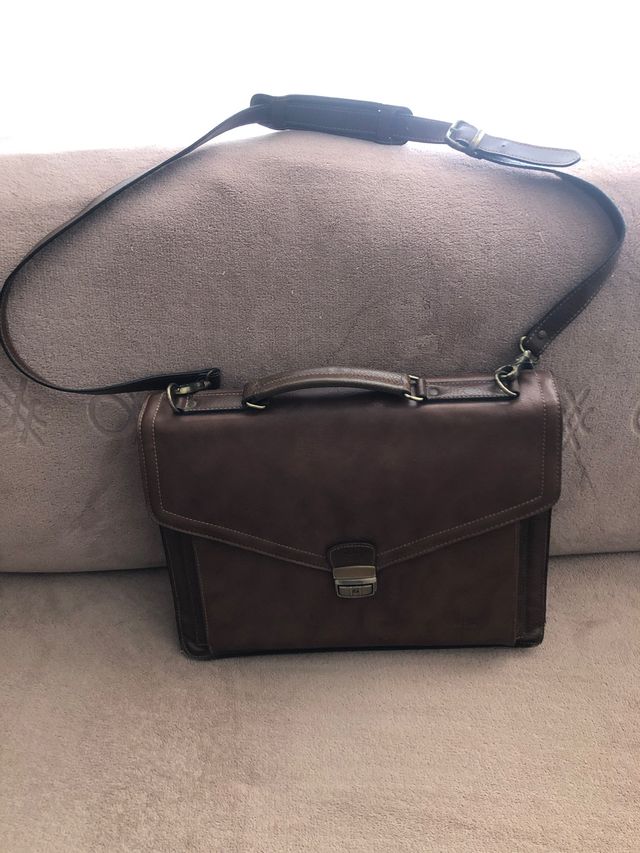 Maletín de piel marrón