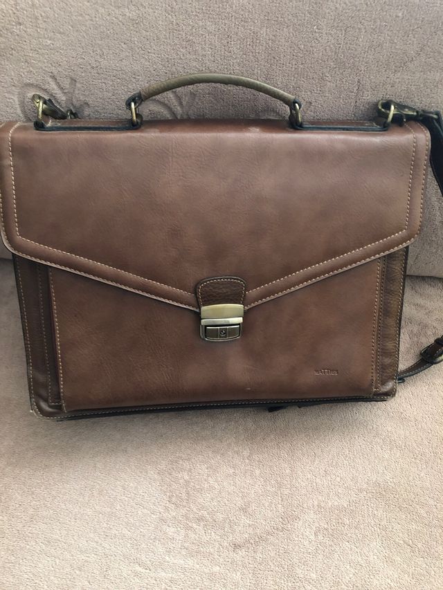 Maletín de piel marrón