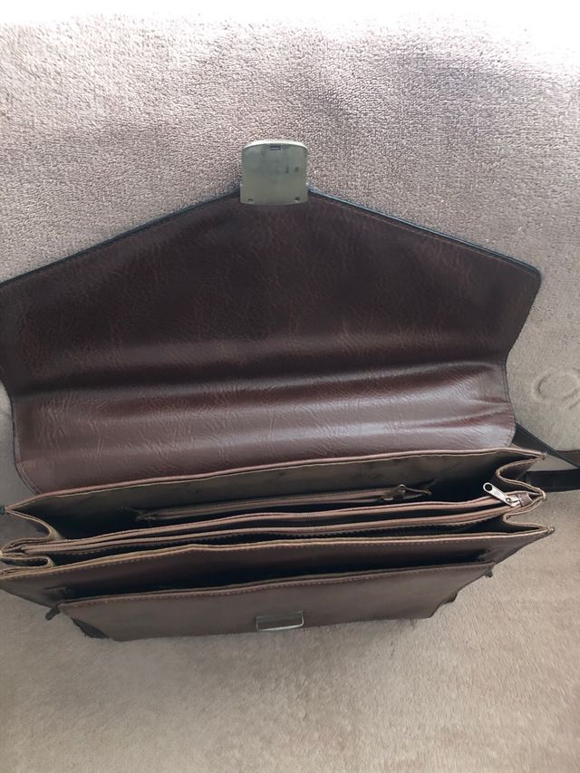 Maletín de piel marrón