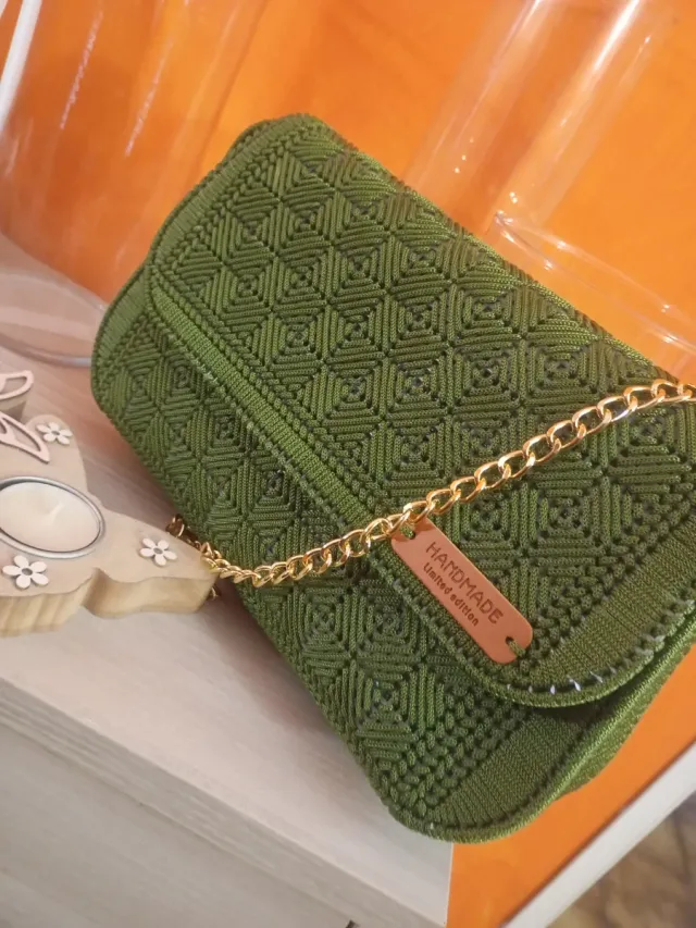 Pochette verde con catena oro