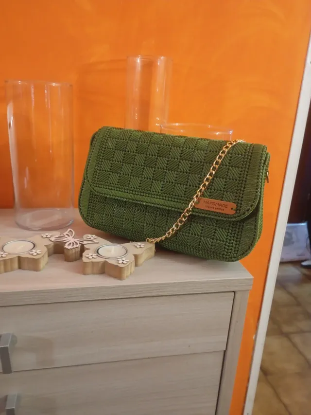 Pochette verde con catena oro