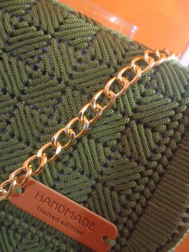 Pochette verde con catena oro