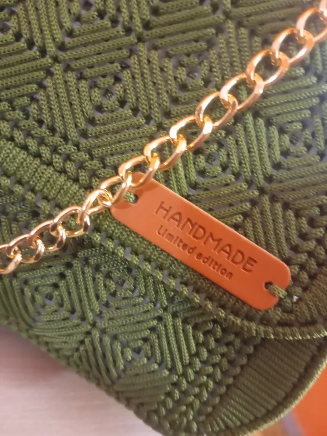 Pochette verde con catena oro