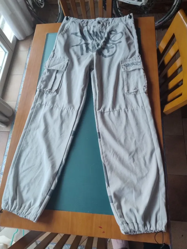 Pantalones cargo grises baggy