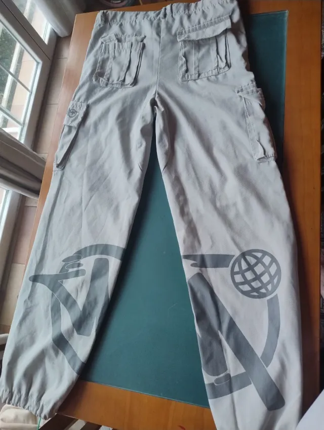 Pantalones cargo grises baggy