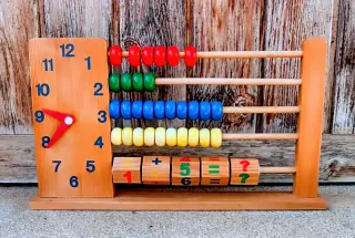 Juego educativo de madera con ábaco y reloj