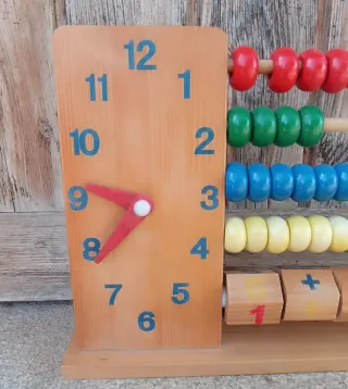 Juego educativo de madera con ábaco y reloj