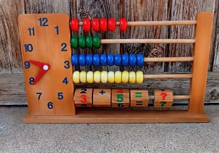 Juego educativo de madera con ábaco y reloj