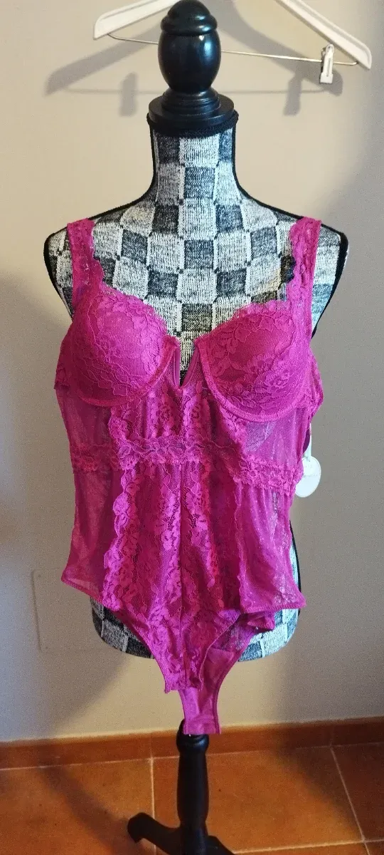 Body de encaje fucsia
