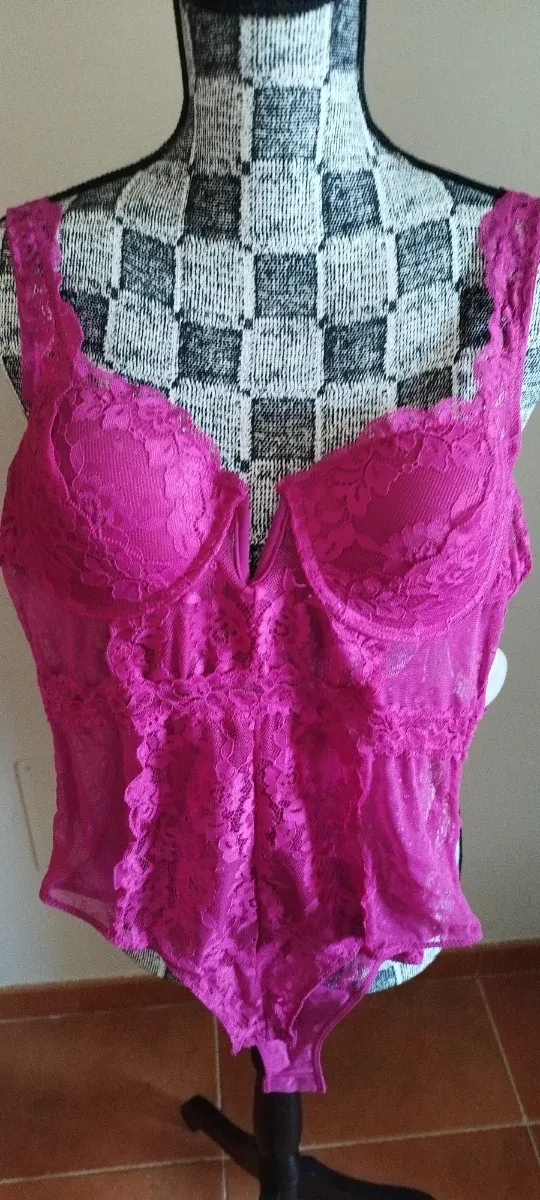 Body de encaje fucsia