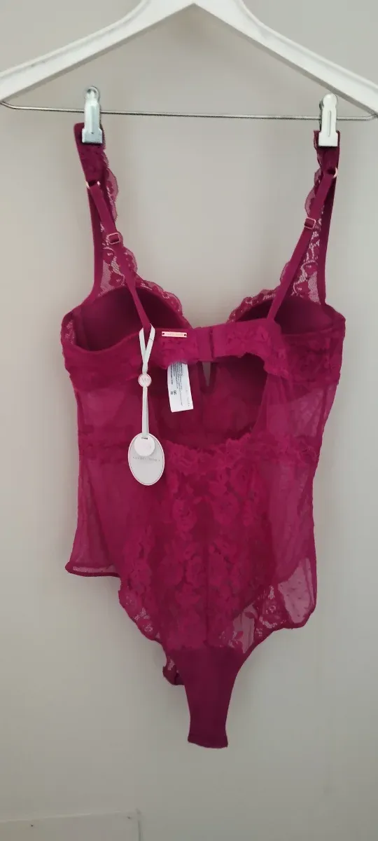 Body de encaje fucsia