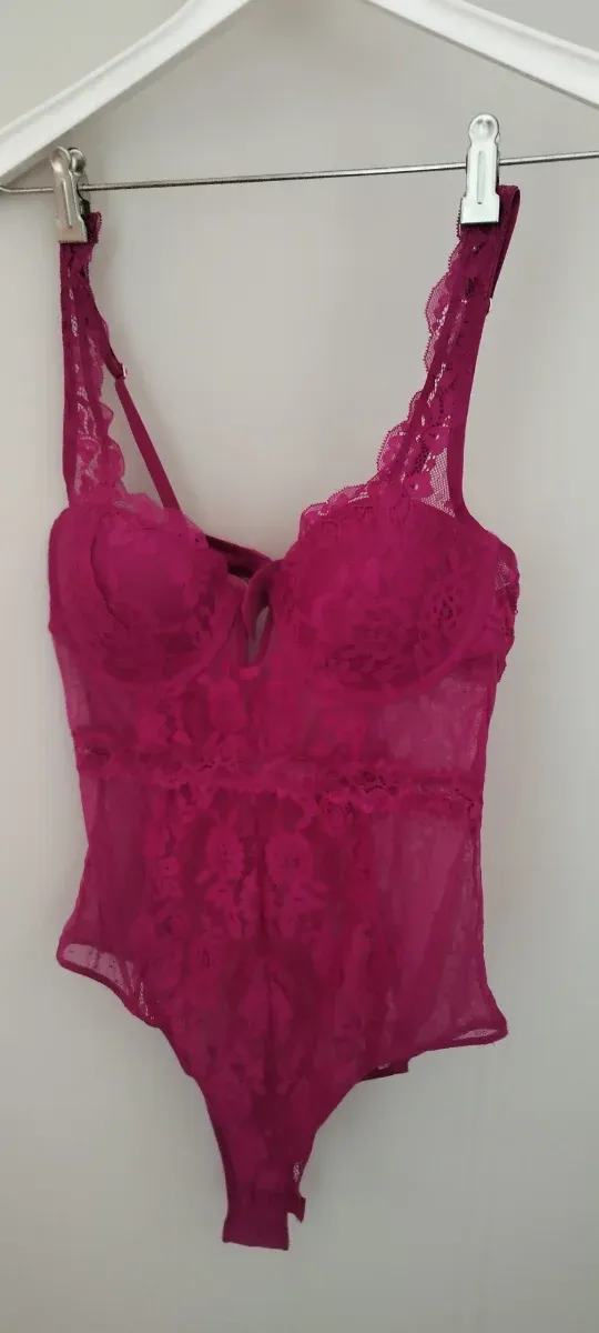 Body de encaje fucsia