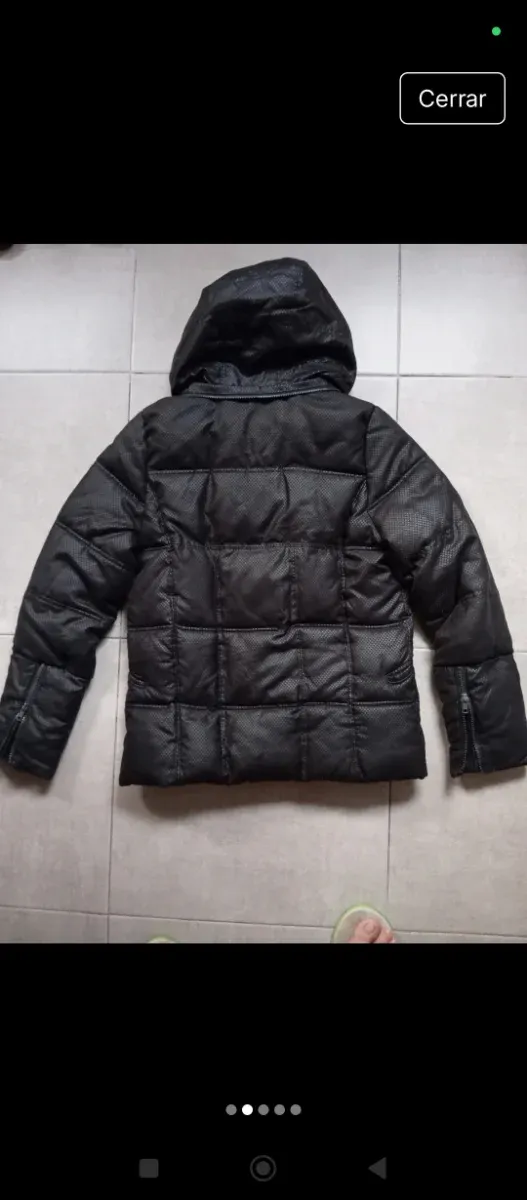 Chaqueta acolchada negra con capucha