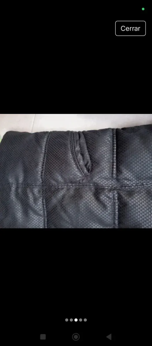 Chaqueta acolchada negra con capucha