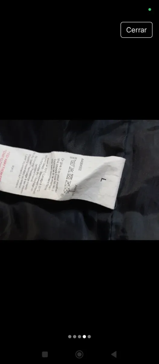 Chaqueta acolchada negra con capucha