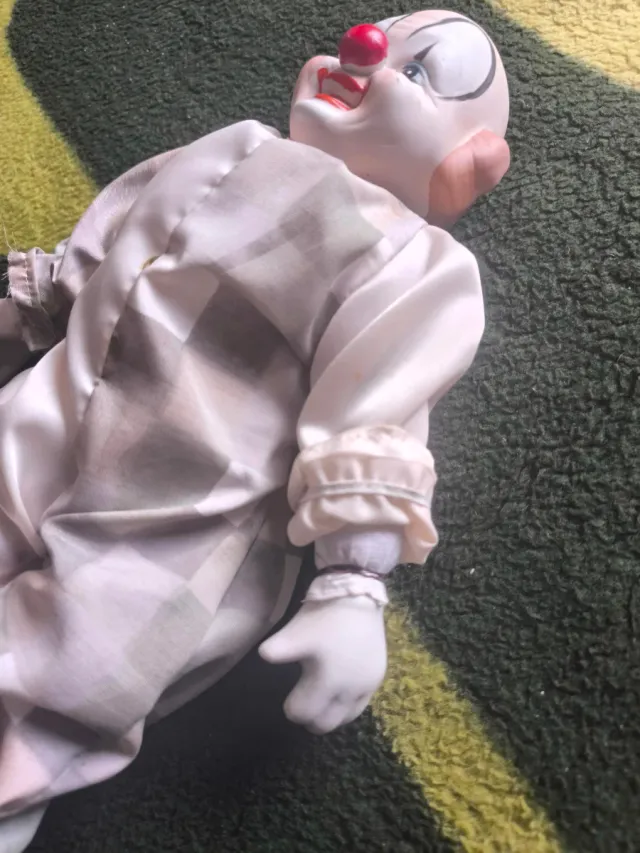 Payaso de cerámica y tela para decoración