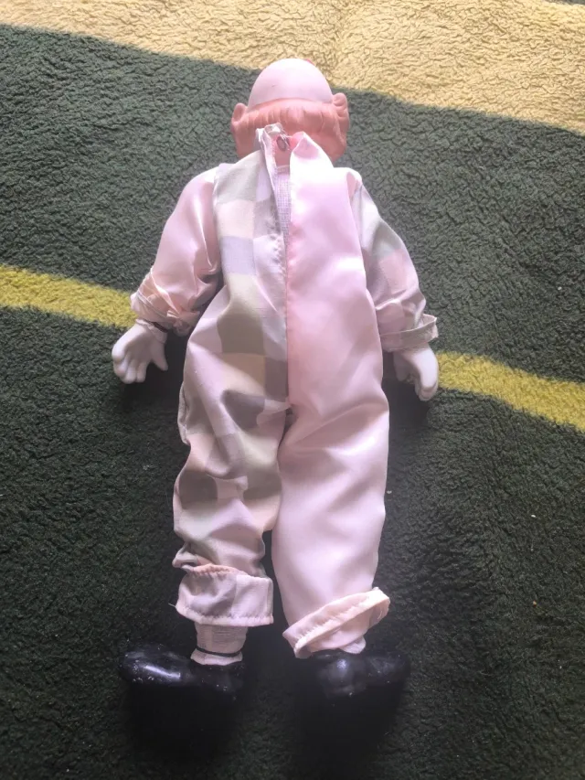 Payaso de cerámica y tela para decoración