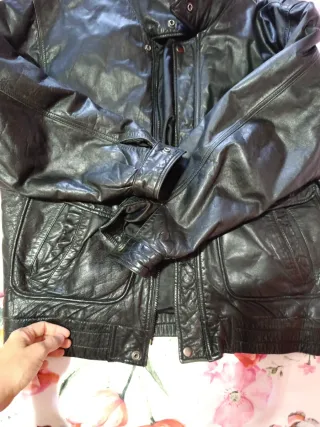 Cazadora de cuero negra