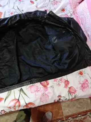 Cazadora de cuero negra