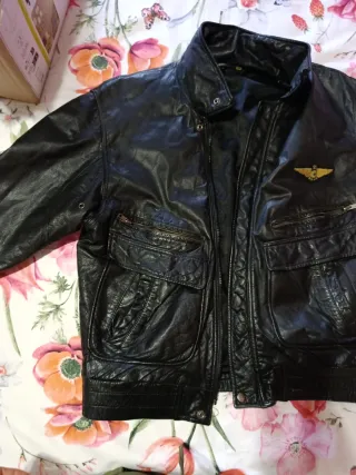 Cazadora de cuero negra