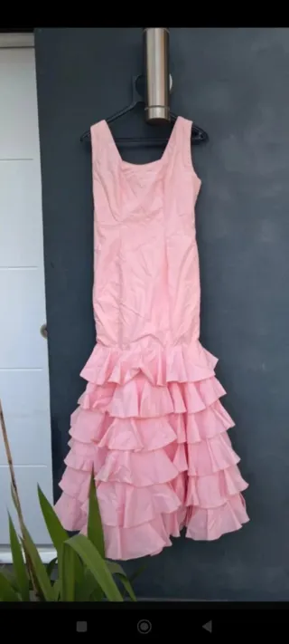 Vestido de flamenca rosa con volantes