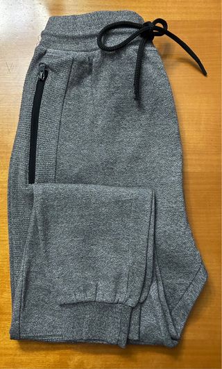 Pantalón chándal gris con ribetes negros