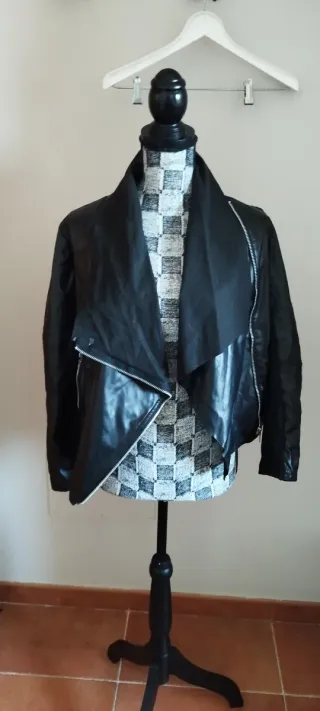 Cazadora motera piel sintética negra