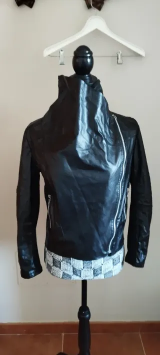 Cazadora motera piel sintética negra