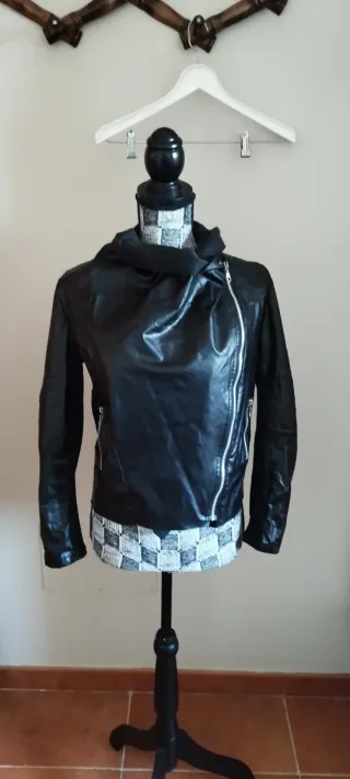 Cazadora motera piel sintética negra