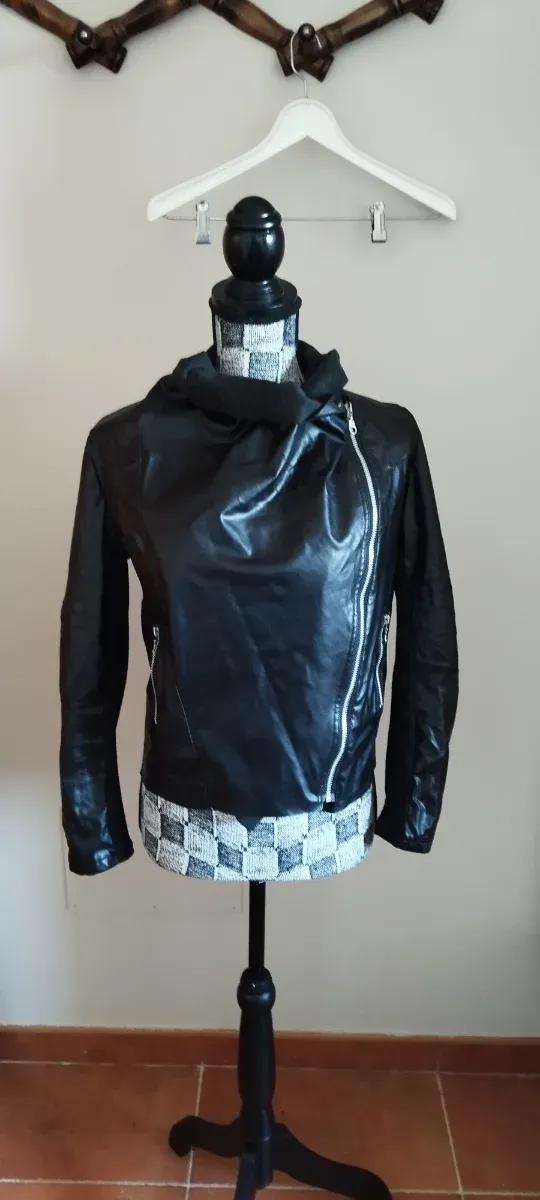 Cazadora motera piel sintética negra