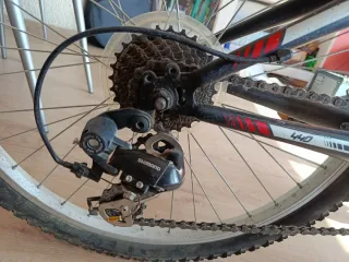 Bicicleta CONOR 440 24" Negro/Rojo. Sillín nuevo.