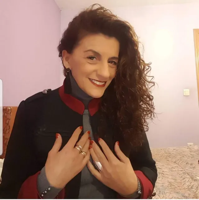 Chaqueta estructurada negra con detalles burdeos