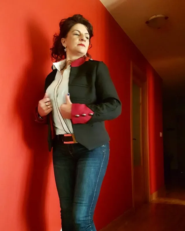 Chaqueta estructurada negra con detalles burdeos