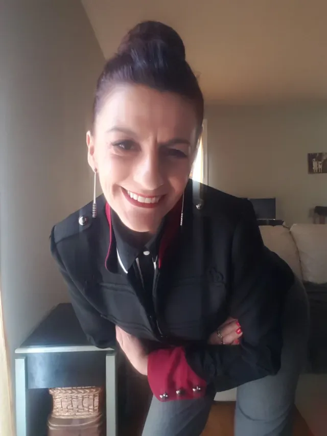 Chaqueta estructurada negra con detalles burdeos