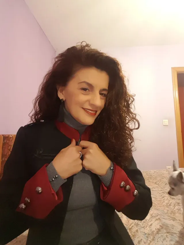 Chaqueta estructurada negra con detalles burdeos