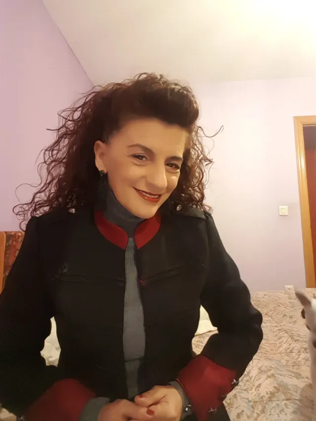 Chaqueta estructurada negra con detalles burdeos