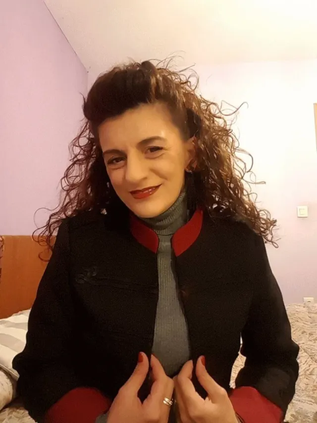 Chaqueta estructurada negra con detalles burdeos