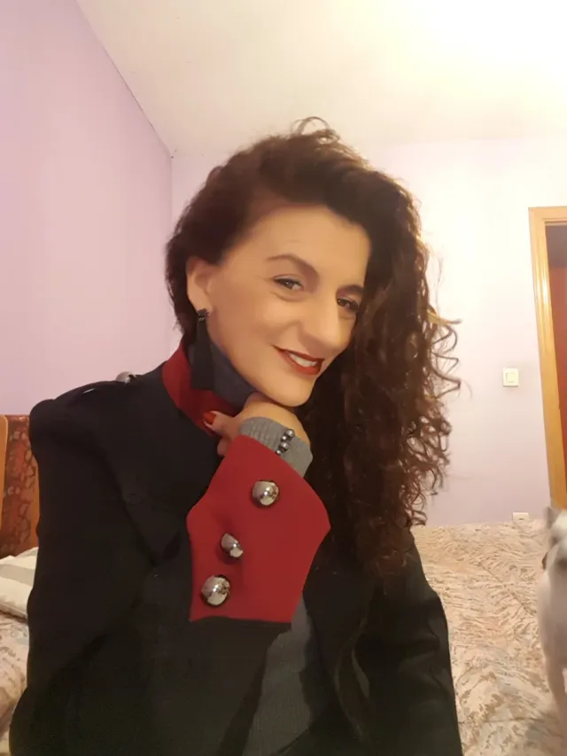 Chaqueta estructurada negra con detalles burdeos